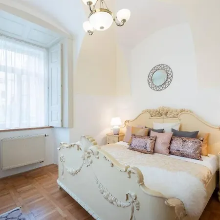 Rose / Romantic & Cozy / City Center Apartment Prag
