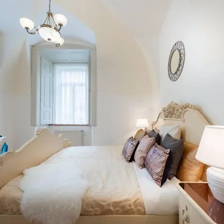 Rose / Romantic & Cozy / City Center Apartment