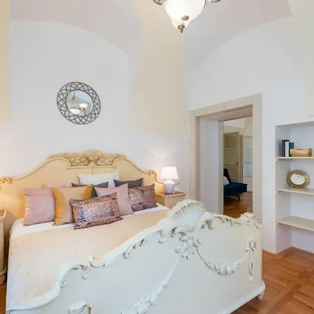 Rose / Romantic & Cozy / City Center * Praha
