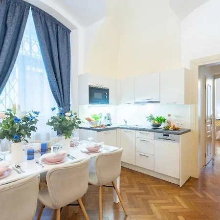 Rose / Romantic & Cozy / City Center Apartment