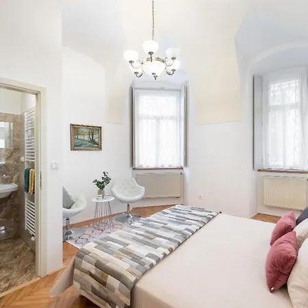 Rose / Romantic & Cozy / City Center Prag