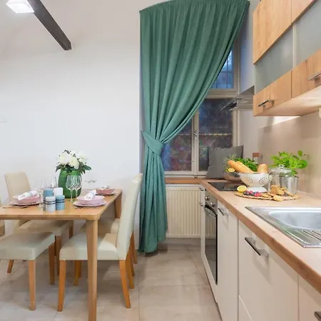 Rose / Romantic & Cozy / City Center Apartment