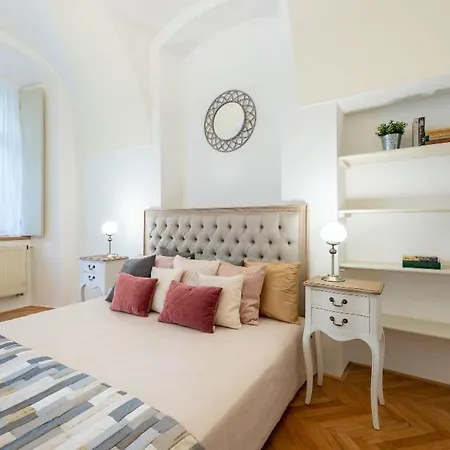 Apartment Rose / Romantic & Cozy / City Center Prag