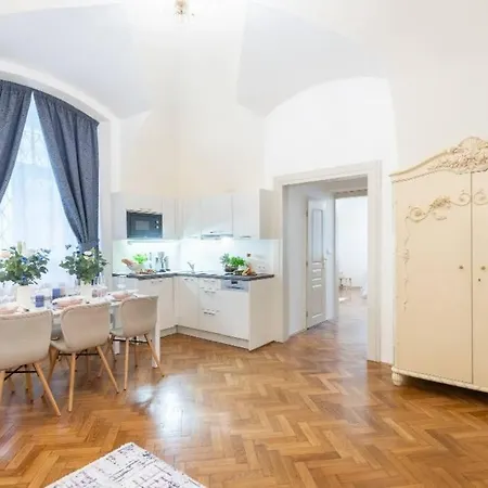 Rose / Romantic & Cozy / City Center Apartment *
