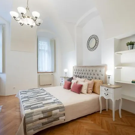 Rose / Romantic & Cozy / City Center Apartment