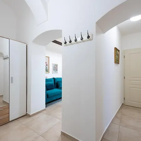 Rose / Romantic & Cozy / City Center Apartment